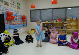 Lila prezentuje strój księżniczki